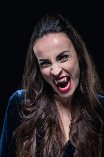 Mujer Espantosa Mostrando Dientes Vampiro Aislados Negro — Foto de stock gratis