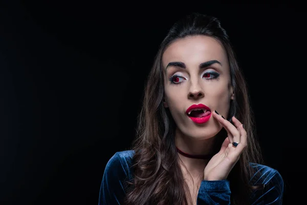 吸血鬼的女人触摸她的舌头被孤立的黑色 — 图库照片
