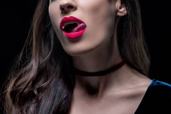 Обрезанный Вид Сексуальной Женщины Вампира Лизать Губы Изолированы Черный — стоковое фото