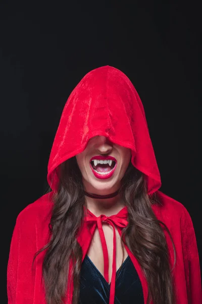 Vampiro Mulher Vermelho Capa Mostrando Seu Fangs Isolado Preto — Fotografia de Stock