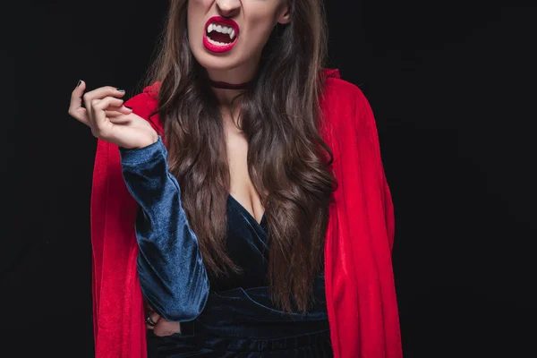 Обрезанный Вид Женщины Вампира Красном Плаще Показывающий Клыки Изолированы Черном — Бесплатное стоковое фото