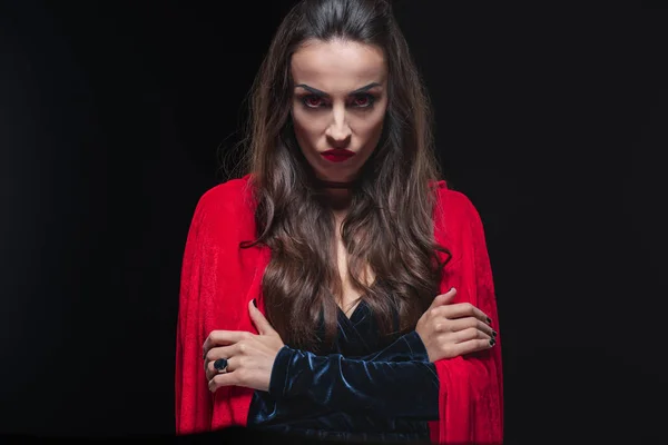 Sinistre Vampire Femme Manteau Rouge Regardant Caméra Isolé Sur Noir — Photo