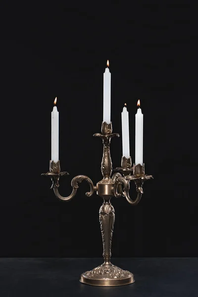 Candelabro Con Candele Fiammeggianti Sfondo Nero — Foto Stock