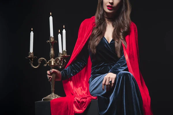 Vista Ritagliata Della Donna Mantello Rosso Con Candelabro Isolato Nero — Foto Stock