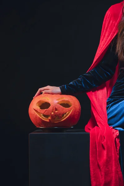 Vrouw Rode Mantel Met Hefboom Lantaarn Donkere Achtergrond — Stockfoto