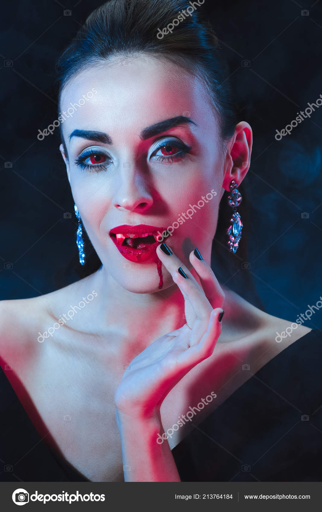 kode uld Agnes Gray Sexet Vampyr Kvinde Slikker Hendes Fingre Mørk Baggrund Med Røg  Stock-illustration af ©VitalikRadko #213764184