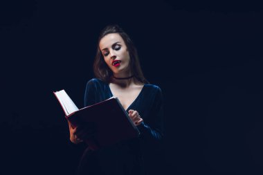 vampir kadın siyah izole sihirli kitap okuma