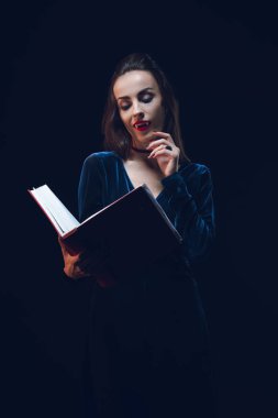 Seksi vampir kadın holding sihirli kitap siyah izole
