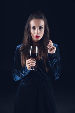 seksi vampir siyah izole kan ile bardağı tutan