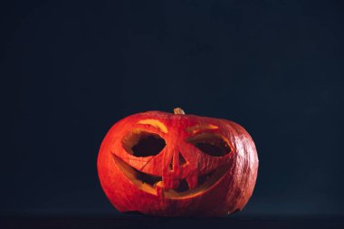 Spooky Halloween balkabağı, jack o fener, siyah arka plan üzerine oyulmuş 