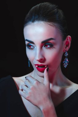 çekici vampir dudaklarını üzerine siyah izole dokunmadan