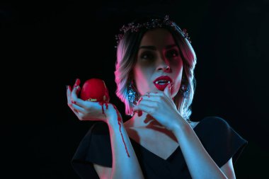 siyah izole kırmızı kanlı elma ile Gotik kadın
