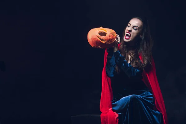 Mysteriöse Frau Vampirkostüm Mit Jack Laterne Auf Dunklem Hintergrund — Stockfoto