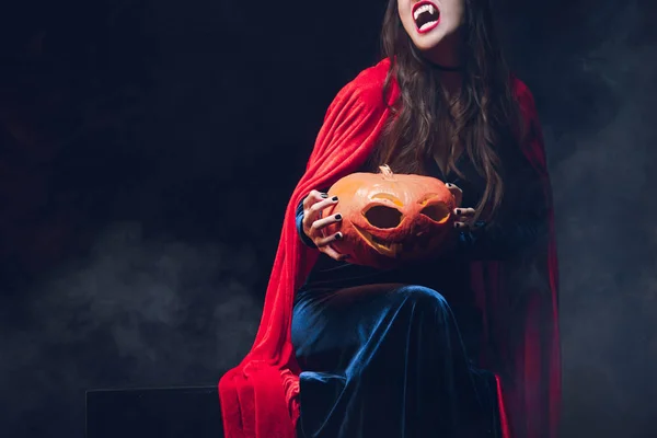 Beskuren Bild Vacker Kvinna Vampyr Kostym Hålla Pumpa Mörker Med — Stockfoto