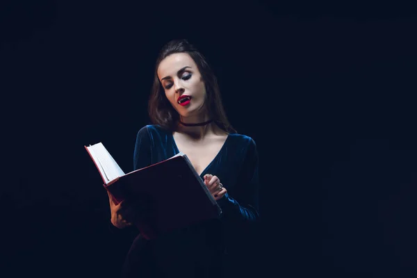 Vampier Vrouw Lezen Van Magische Boek Geïsoleerd Zwart — Stockfoto