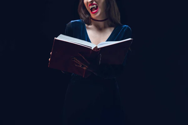 Beskuren Bild Vampire Kvinna Som Håller Magiska Boken Isolerade Svart — Stockfoto