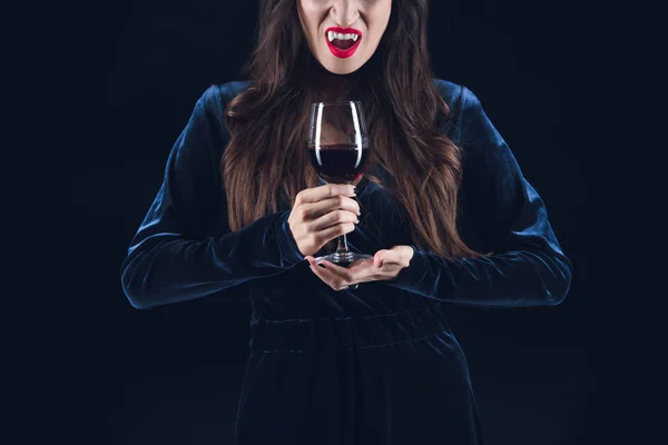 吸血鬼持有酒杯与血液隔离黑色的视图 — 免费的图库照片