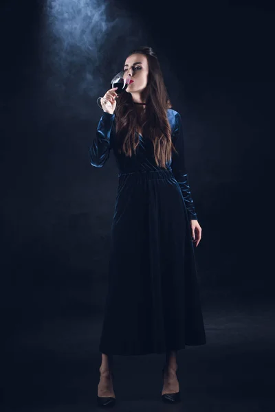 Vampir Femeie Bea Sânge Vineglass Fundal Întunecat Fum — Fotografie de stoc gratuită