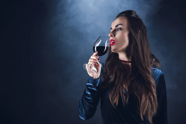 Mooie Vampier Bloed Drinken Uit Wijnglas Donkere Achtergrond Met Rook — Gratis stockfoto