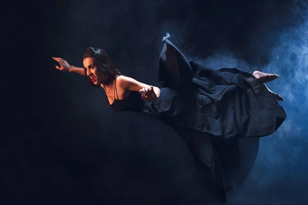 Vampir Kostümü Karanlık Dumanlı Üzerinde Uçan Korkunç Kadın — Stok fotoğraf