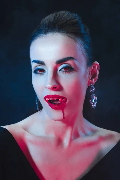 Sexy Vampiro Mulher Lambendo Seus Lábios Escuro Fundo — Fotografia de Stock