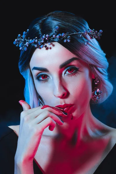 Hermosa Mujer Vampiro Lamiendo Sus Dedos Oscuridad Con Humo — Foto de stock gratis