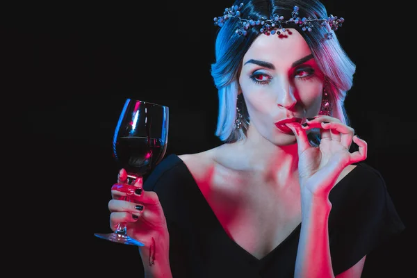 Vampirfrau Hält Weinglas Mit Blut Und Leckt Ihre Finger Isoliert — Stockfoto