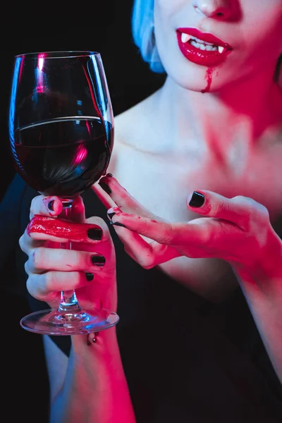 Vista Cortada Vampiro Segurando Vinho Com Sangue Isolado Preto — Fotografia de Stock