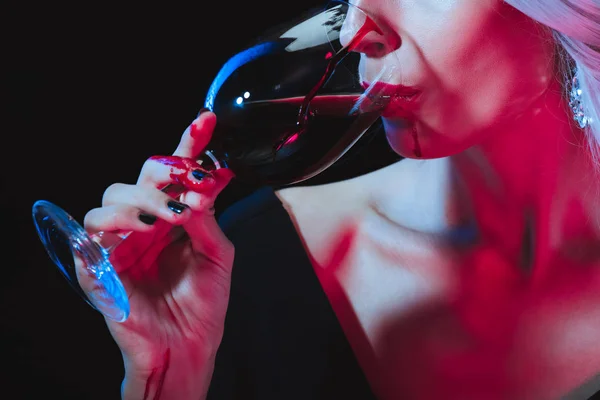 Bijgesneden Weergave Van Vampier Vrouw Bloed Drinken Uit Wijnglas Geïsoleerd — Stockfoto