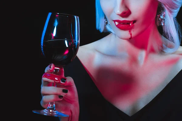 Vista Recortada Mujer Vampiro Sosteniendo Vino Con Sangre Aislada Negro — Foto de Stock