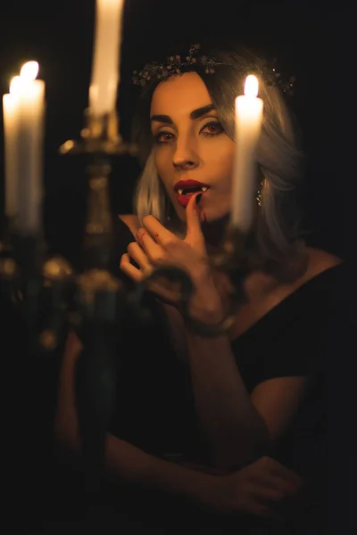 Mulher Traje Vampiro Lambendo Dedos Com Candelabro Primeiro Plano — Fotografia de Stock