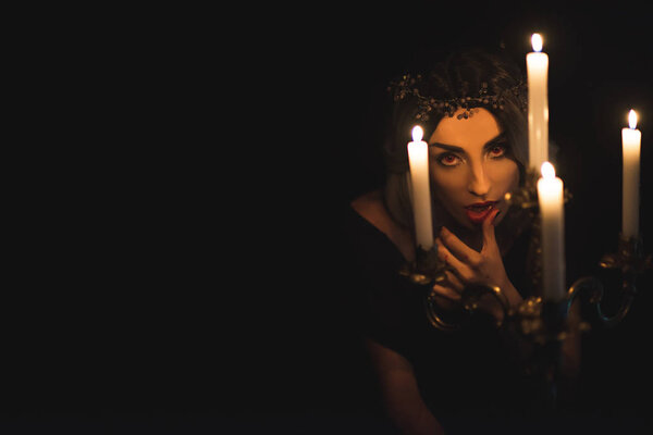 вампир лижет ее пальцы изолированы на черном
