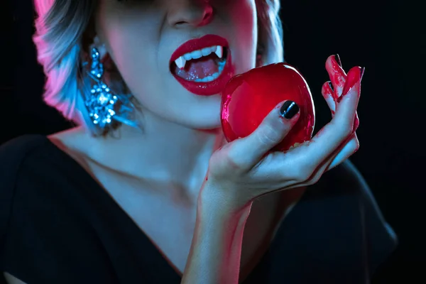 Bijgesneden Weergave Van Vampier Bitting Rode Bloedige Appel Geïsoleerd Zwart — Stockfoto