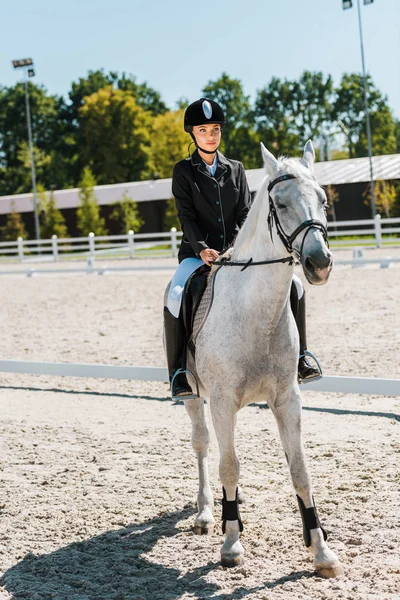 魅力的な女性騎手の乗馬クラブで馬に乗る — ストック写真