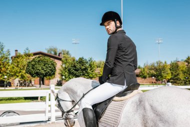 yakışıklı erkek Equestrian sınıftan at kulübünde sırtında oturma profesyonel giyim