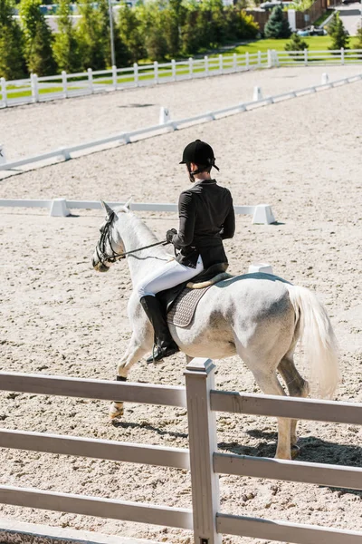 男性の乗馬乗馬馬の乗馬クラブでの背面図 — ストック写真