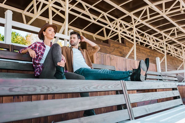 Colleagues Casual Clothes Sitting Bench Ranch Stadium — Free Stock Photo