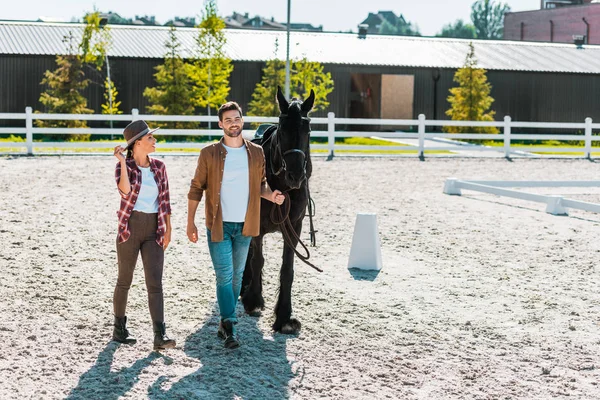 Vaquero Sonriente Vaquera Ropa Casual Caminando Con Caballo Rancho —  Fotos de Stock