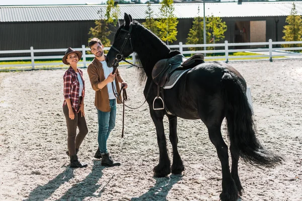 Χαμογελώντας Θηλυκά Και Αρσενικά Equestrians Στέκεται Άλογο Στο Αγρόκτημα — Φωτογραφία Αρχείου