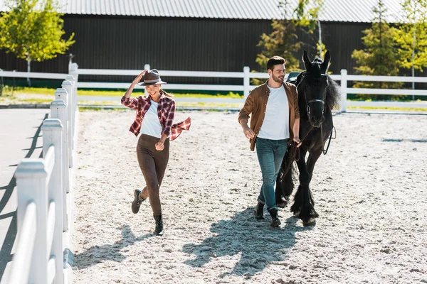 Masculino Equestre Andando Com Cavalo Rancho Feliz Fêmea Equestre Tocando — Fotografia de Stock