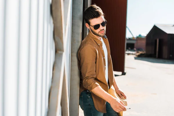 Apuesto Vaquero Gafas Sol Sosteniendo Cigarrillo Apoyándose Pared Rancho — Foto de Stock