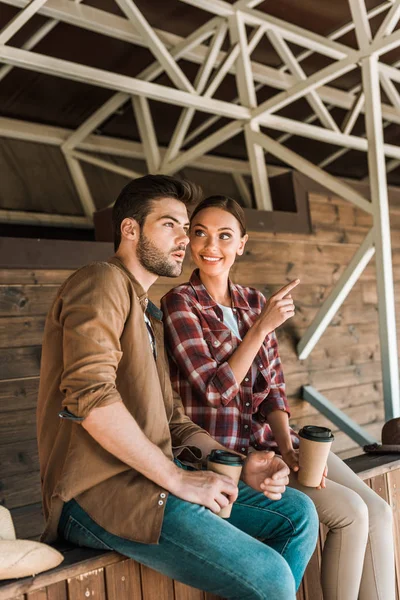 Cowboy Und Cowgirl Sitzen Mit Coffee Auf Der Ranch Frau — kostenloses Stockfoto