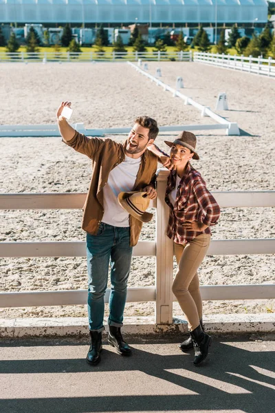 Sorrindo Cowboy Elegante Vaqueira Roupas Casuais Tomando Selfie Com Smartphone — Fotografia de Stock Grátis