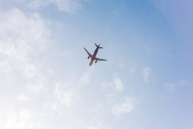 mavi bulutlu gökyüzü uçak uçan düşük açılı görünüş