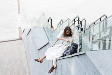 bornoz ve merdiven taraftagörmek ve harita torbaya koyarak dikenli taç İsa'nın yüksek açılı görünüş