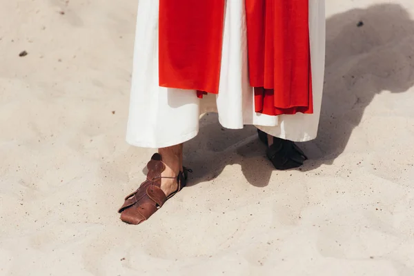 Oříznutého Obrazu Ježíše Roucho Červenou Šerpou Sandály Stojí Písku Poušti — Stock fotografie