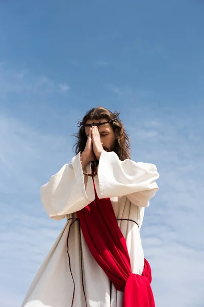 Vista Ángulo Bajo Jesucristo Túnica Faja Roja Corona Espinas Sosteniendo —  Fotos de Stock