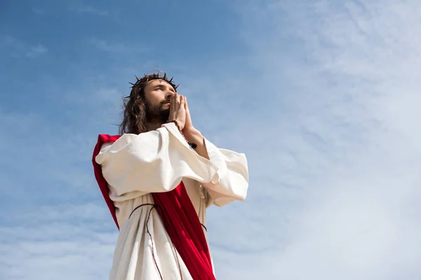 Nízký Úhel Pohled Ježíše Modlení Proti Modré Obloze — Stock fotografie