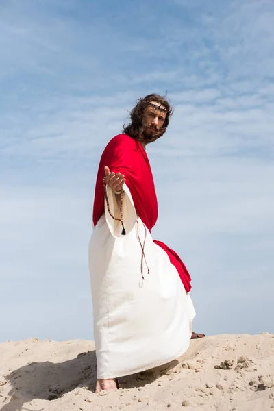 Jesús Túnica Faja Roja Corona Espinas Sosteniendo Rosario Dando Mano — Foto de Stock