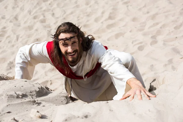 High Angle View Smiling Jesus Climbing Sandy Hill Desert Looking — Stock Photo, Image